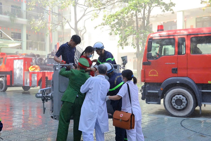 Trạm Y tế phường Đống Đa tham gia hiệu quả diễn tập phương án chữa cháy và cứu nạn, cứu hộ tại Trường THCS Thái Thịnh - Ảnh 7.