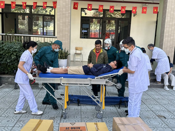 Trạm Y tế phường Đống Đa tham gia hiệu quả diễn tập phương án chữa cháy và cứu nạn, cứu hộ tại Trường THCS Thái Thịnh - Ảnh 3.