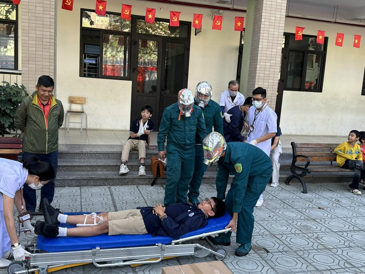 Trạm Y tế phường Đống Đa tham gia hiệu quả diễn tập phương án chữa cháy và cứu nạn, cứu hộ tại Trường THCS Thái Thịnh - Ảnh 4.
