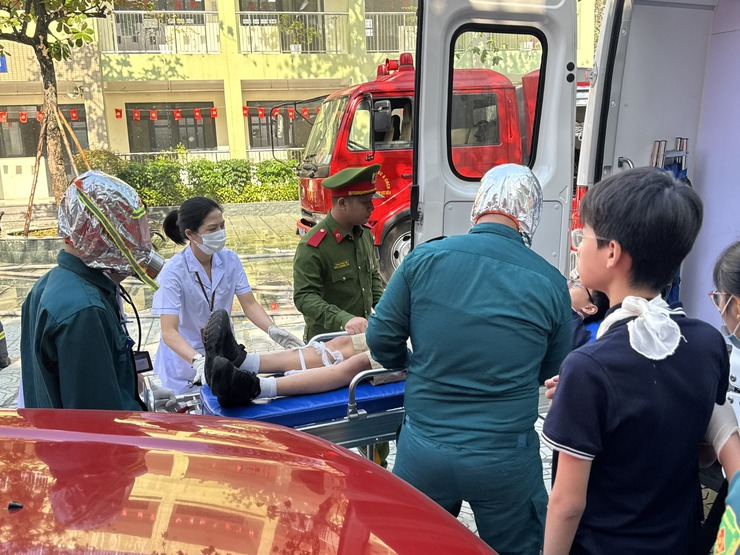 Trạm Y tế phường Đống Đa tham gia hiệu quả diễn tập phương án chữa cháy và cứu nạn, cứu hộ tại Trường THCS Thái Thịnh - Ảnh 2.