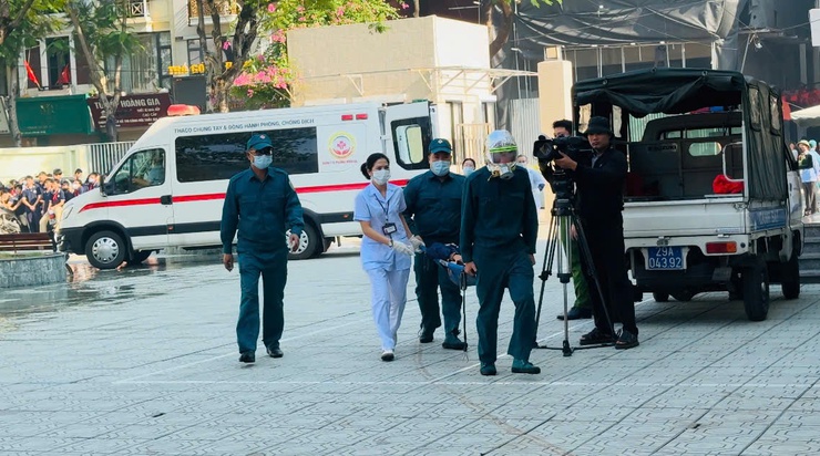 Trạm Y tế phường Đống Đa tham gia hiệu quả diễn tập phương án chữa cháy và cứu nạn, cứu hộ tại Trường THCS Thái Thịnh - Ảnh 1.