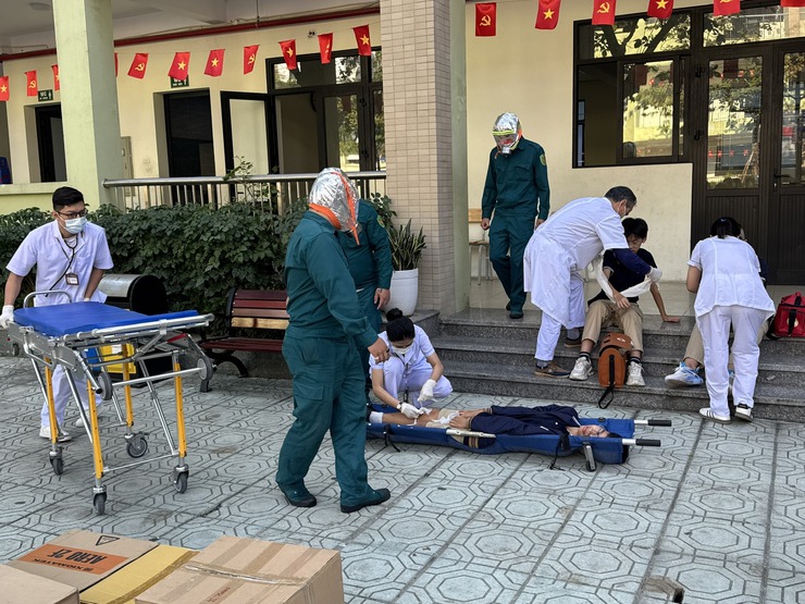 Trạm Y tế phường Đống Đa tham gia hiệu quả diễn tập phương án chữa cháy và cứu nạn, cứu hộ tại Trường THCS Thái Thịnh - Ảnh 6.