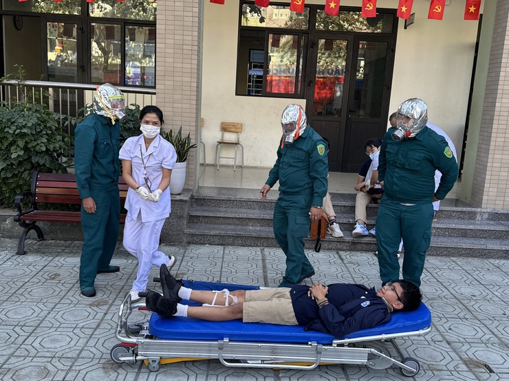 Trạm Y tế phường Đống Đa tham gia hiệu quả diễn tập phương án chữa cháy và cứu nạn, cứu hộ tại Trường THCS Thái Thịnh - Ảnh 5.