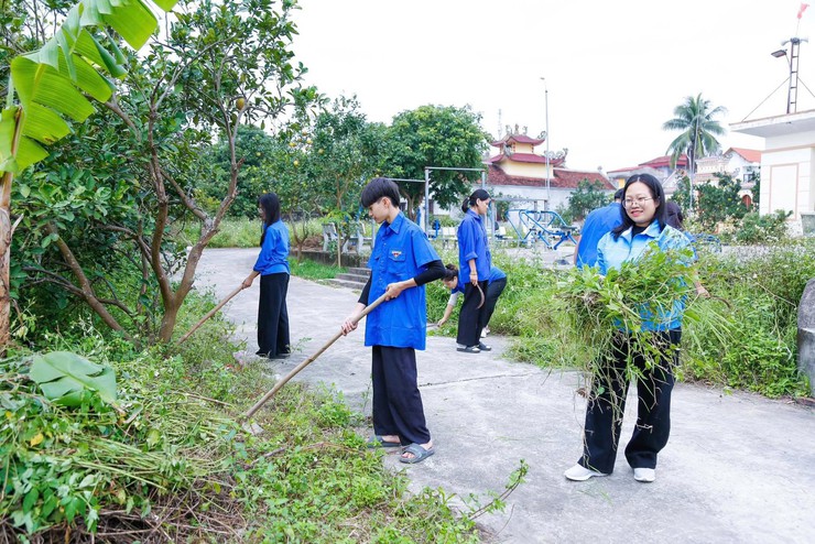 Đoàn thanh niên xã Thượng Phúc ra quân “Ngày Chủ nhật xanh” lần thứ VIII năm 2025- Ảnh 5.