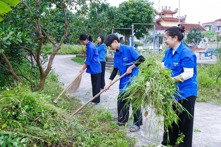 Đoàn thanh niên xã Thượng Phúc ra quân “Ngày Chủ nhật xanh” lần thứ VIII năm 2025- Ảnh 2.