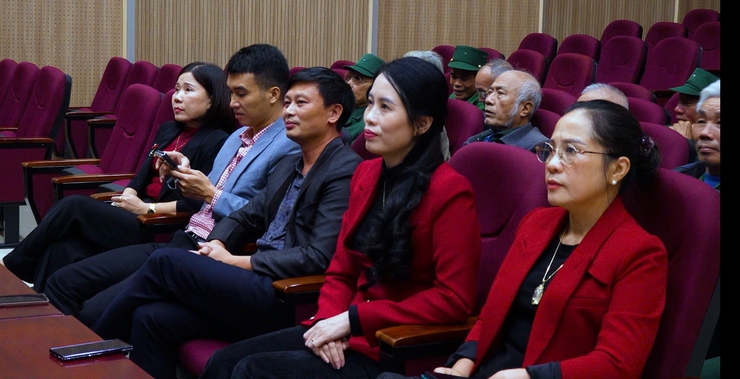 Xã Vân Đình tổ chức các buổi chiếu phim “Mưa đỏ” miễn phí phục vụ nhân dân- Ảnh 2.