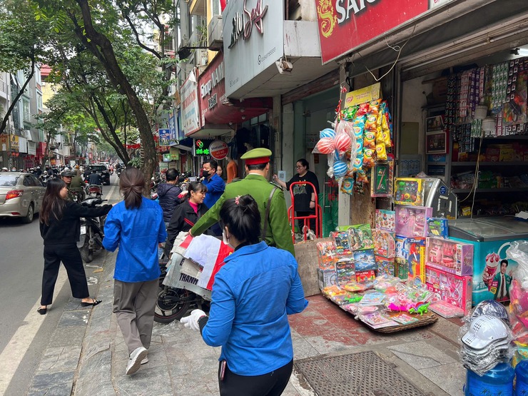 ĐOÀN THANH NIÊN CÔNG AN PHƯỜNG VÀ ĐOÀN PHƯỜNG BA ĐÌNH RA QUÂN BÓC DỠ BIỂN QUẢNG CÁO RAO VẶT, TỔNG VỆ SINH MÔI TRƯỜNG- Ảnh 3.