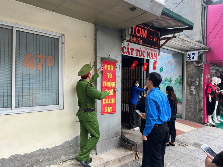 ĐOÀN THANH NIÊN CÔNG AN PHƯỜNG VÀ ĐOÀN PHƯỜNG BA ĐÌNH RA QUÂN BÓC DỠ BIỂN QUẢNG CÁO RAO VẶT, TỔNG VỆ SINH MÔI TRƯỜNG- Ảnh 1.