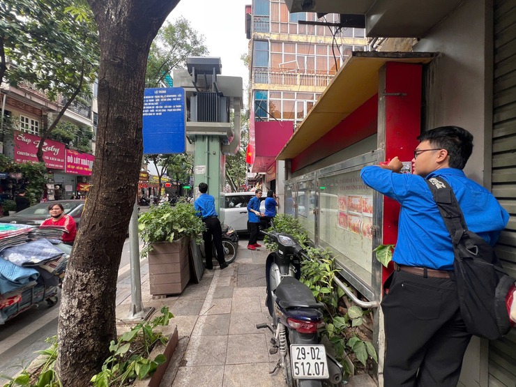 ĐOÀN THANH NIÊN CÔNG AN PHƯỜNG VÀ ĐOÀN PHƯỜNG BA ĐÌNH RA QUÂN BÓC DỠ BIỂN QUẢNG CÁO RAO VẶT, TỔNG VỆ SINH MÔI TRƯỜNG- Ảnh 2.