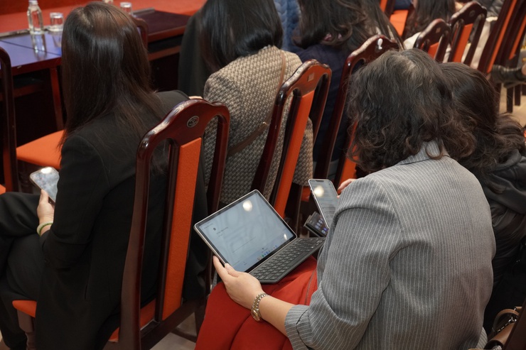 Phường Hai Bà Trưng phát động phong trào "bình dân học vụ số": Cán bộ, công chức quyết tâm "Học thật, làm 
thật" với trí tuệ nhân tạo AI.- Ảnh 6.