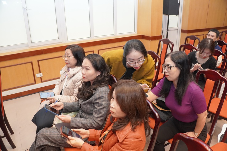 Phường Hai Bà Trưng phát động phong trào "bình dân học vụ số": Cán bộ, công chức quyết tâm "Học thật, làm 
thật" với trí tuệ nhân tạo AI.- Ảnh 7.