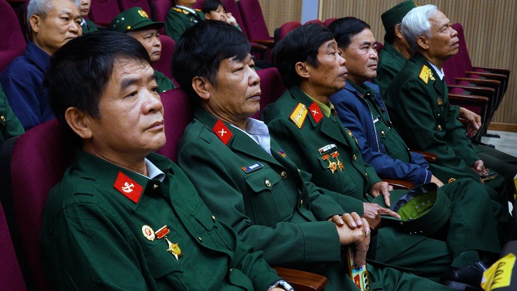 Xã Vân Đình tổ chức các buổi chiếu phim “Mưa đỏ” miễn phí phục vụ nhân dân- Ảnh 4.