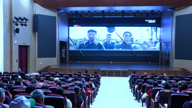 Xã Vân Đình tổ chức các buổi chiếu phim “Mưa đỏ” miễn phí phục vụ nhân dân- Ảnh 3.