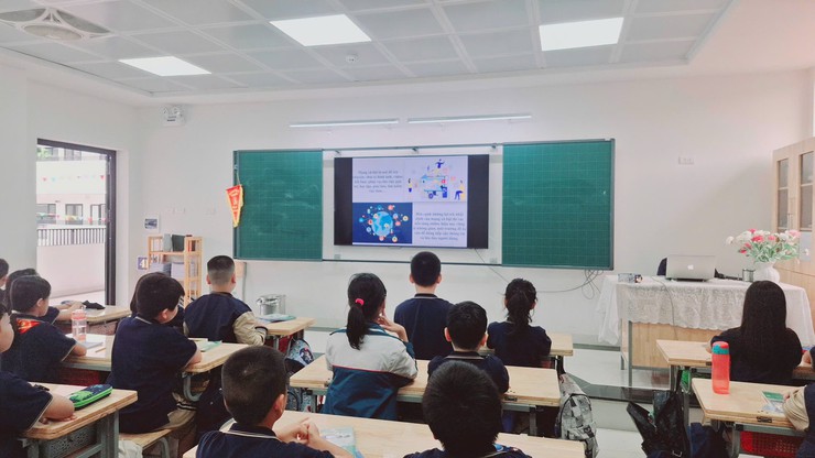 AN TOÀN MẠNG – VỮNG BƯỚC TƯƠNG LAI
SINH HOẠT DƯỚI CỜ: TUYÊN TRUYỀN “PHÒNG CHỐNG LỪA ĐẢO TRÊN MẠNG XÃ HỘI”- Ảnh 11.