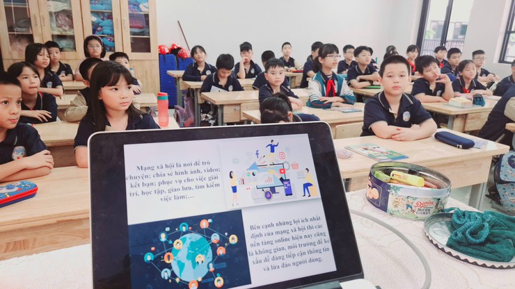 AN TOÀN MẠNG – VỮNG BƯỚC TƯƠNG LAI
SINH HOẠT DƯỚI CỜ: TUYÊN TRUYỀN “PHÒNG CHỐNG LỪA ĐẢO TRÊN MẠNG XÃ HỘI”- Ảnh 12.