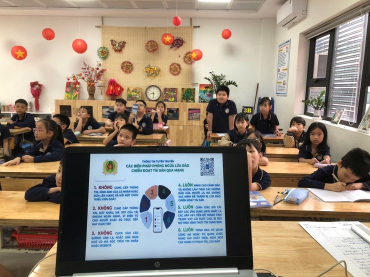 AN TOÀN MẠNG – VỮNG BƯỚC TƯƠNG LAI
SINH HOẠT DƯỚI CỜ: TUYÊN TRUYỀN “PHÒNG CHỐNG LỪA ĐẢO TRÊN MẠNG XÃ HỘI”- Ảnh 13.