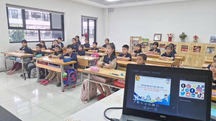 AN TOÀN MẠNG – VỮNG BƯỚC TƯƠNG LAI
SINH HOẠT DƯỚI CỜ: TUYÊN TRUYỀN “PHÒNG CHỐNG LỪA ĐẢO TRÊN MẠNG XÃ HỘI”- Ảnh 17.