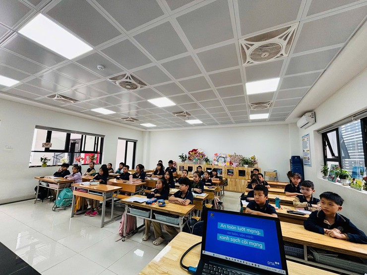 AN TOÀN MẠNG – VỮNG BƯỚC TƯƠNG LAI
SINH HOẠT DƯỚI CỜ: TUYÊN TRUYỀN “PHÒNG CHỐNG LỪA ĐẢO TRÊN MẠNG XÃ HỘI”- Ảnh 4.