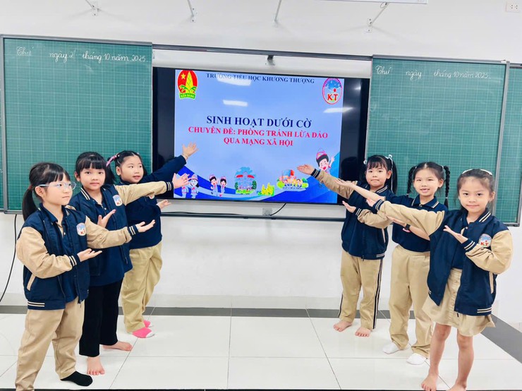 AN TOÀN MẠNG – VỮNG BƯỚC TƯƠNG LAI
SINH HOẠT DƯỚI CỜ: TUYÊN TRUYỀN “PHÒNG CHỐNG LỪA ĐẢO TRÊN MẠNG XÃ HỘI”- Ảnh 1.