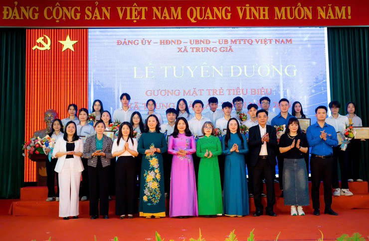 TRUNG GIÃ LONG TRỌNG TỔ CHỨC LỄ TUYÊN DƯƠNG GƯƠNG MẶT TRẺ TIÊU BIỂU NĂM 2025- Ảnh 1.