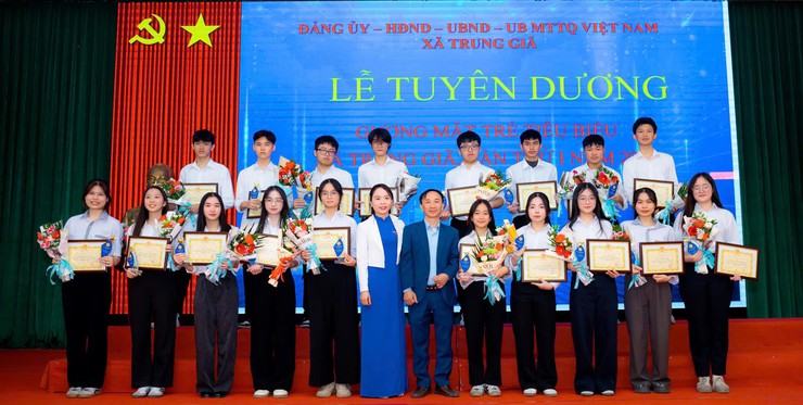 TRUNG GIÃ LONG TRỌNG TỔ CHỨC LỄ TUYÊN DƯƠNG GƯƠNG MẶT TRẺ TIÊU BIỂU NĂM 2025- Ảnh 3.