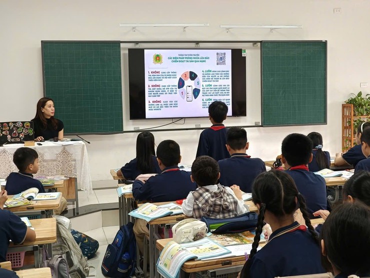 AN TOÀN MẠNG – VỮNG BƯỚC TƯƠNG LAI
SINH HOẠT DƯỚI CỜ: TUYÊN TRUYỀN “PHÒNG CHỐNG LỪA ĐẢO TRÊN MẠNG XÃ HỘI”- Ảnh 8.