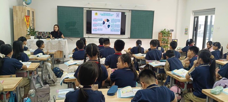 AN TOÀN MẠNG – VỮNG BƯỚC TƯƠNG LAI
SINH HOẠT DƯỚI CỜ: TUYÊN TRUYỀN “PHÒNG CHỐNG LỪA ĐẢO TRÊN MẠNG XÃ HỘI”- Ảnh 9.