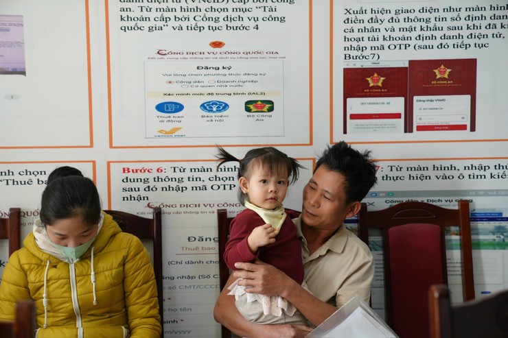 Xúc động hành trình hỗ trợ dịch vụ công lưu động tại xã Minh Châu: Nỗi lòng của người cha nhận con nuôi- Ảnh 2.