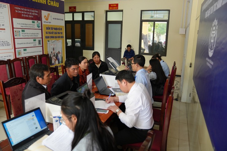 Xúc động hành trình hỗ trợ dịch vụ công lưu động tại xã Minh Châu: Nỗi lòng của người cha nhận con nuôi- Ảnh 1.
