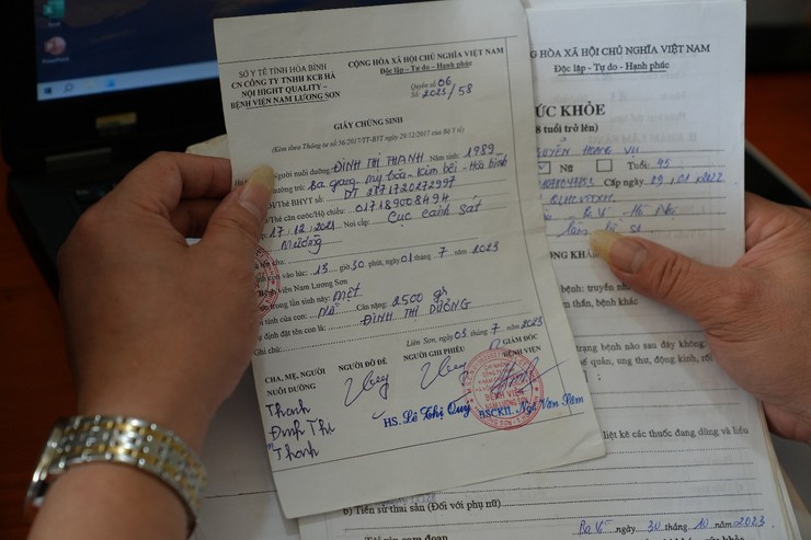 Xúc động hành trình hỗ trợ dịch vụ công lưu động tại xã Minh Châu: Nỗi lòng của người cha nhận con nuôi- Ảnh 3.