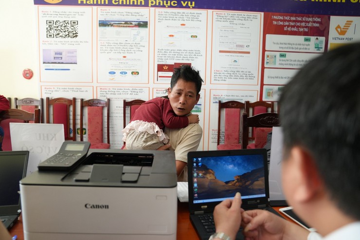 Xúc động hành trình hỗ trợ dịch vụ công lưu động tại xã Minh Châu: Nỗi lòng của người cha nhận con nuôi- Ảnh 4.