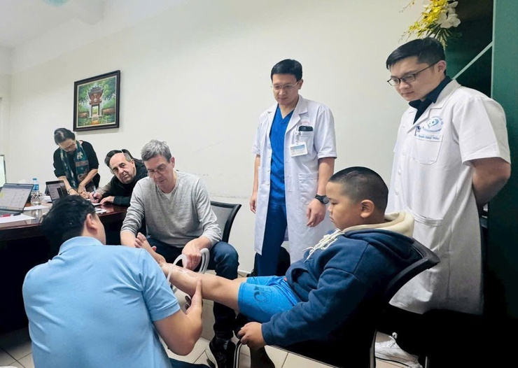 Bệnh viện đa khoa Xanh Pôn khám sàng lọc miễn phí và hỗ trợ phẫu thuật cho trẻ mắc dị tật vận động- Ảnh 1.