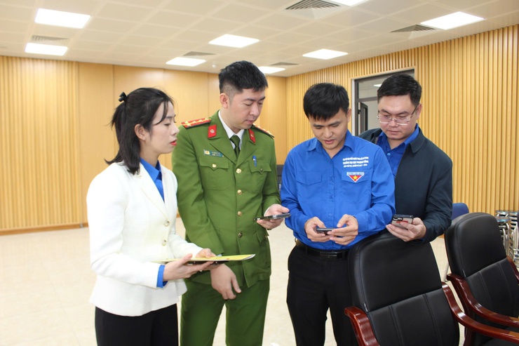 Phường Yên Sở huy động lực lượng trẻ tham gia cao điểm làm sạch dữ liệu phương tiện- Ảnh 3.