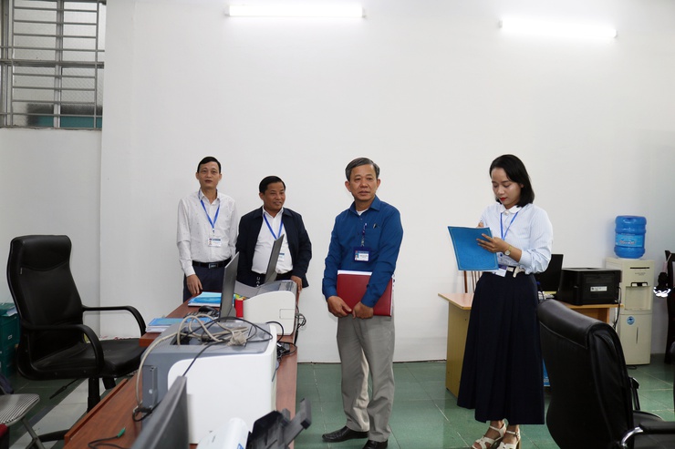 Đoàn kiểm tra công vụ của UBND xã Quảng Bị kiểm tra đột xuất tại Phòng Kinh tế, Văn phòng HĐND và UBND xã- Ảnh 1.