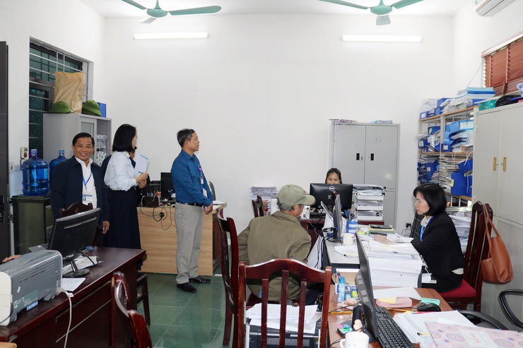 Đoàn kiểm tra công vụ của UBND xã Quảng Bị kiểm tra đột xuất tại Phòng Kinh tế, Văn phòng HĐND và UBND xã- Ảnh 2.