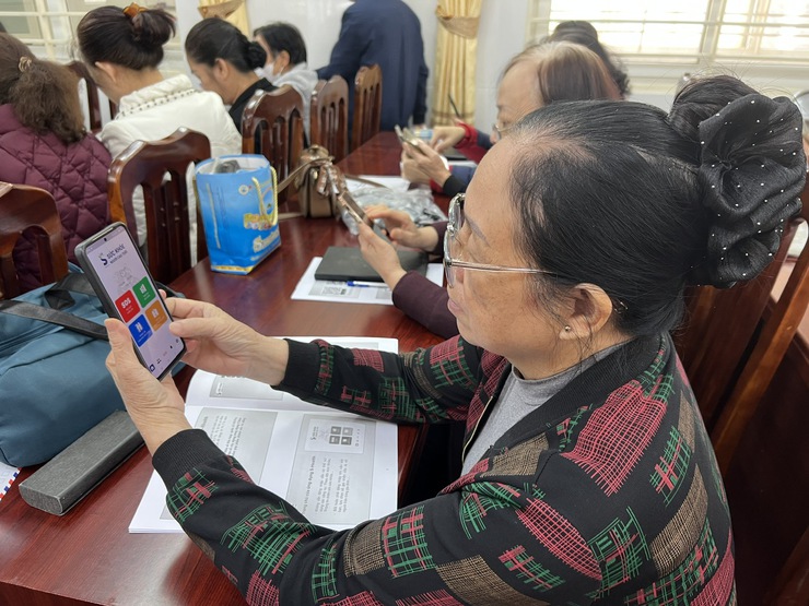 Tập huấn hướng dẫn sử dụng phần mềm S-Health cho người cao tuổi trên địa bàn phường Hà Đông- Ảnh 1.