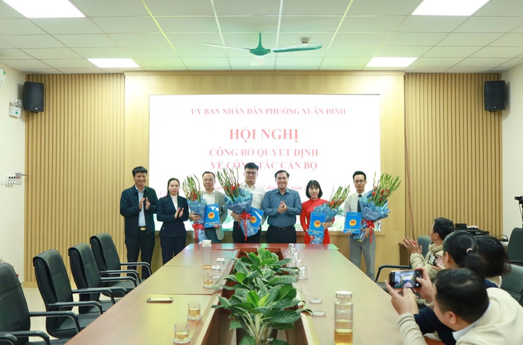 UBND phường Xuân Đỉnh bổ nhiệm 4 cán bộ lãnh đạo cấp phòng- Ảnh 1.