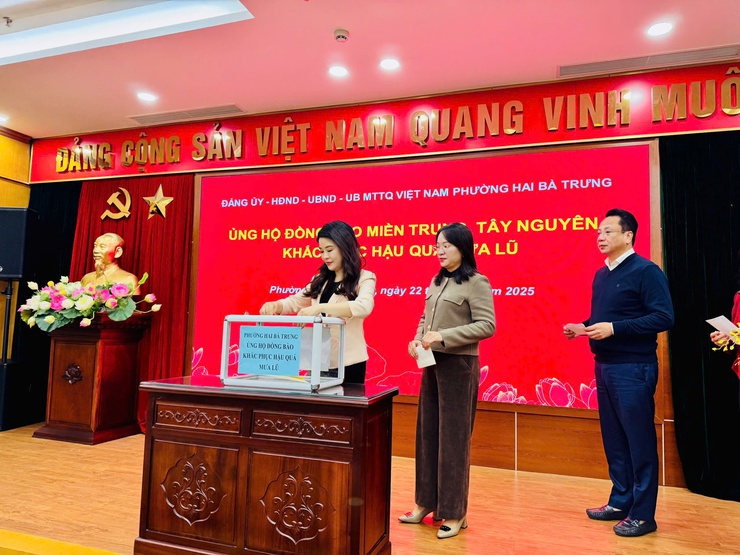 Phường Hai Bà Trưng phát động ủng hộ đồng bào 
Miền Trung, Tây Nguyên khắc phục hậu quả mưa lũ.- Ảnh 4.