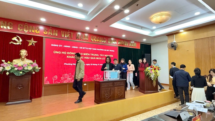 Phường Hai Bà Trưng phát động ủng hộ đồng bào 
Miền Trung, Tây Nguyên khắc phục hậu quả mưa lũ.- Ảnh 3.