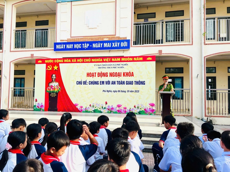 Phú Nghĩa: Nhiều chuyển biến tích cực sau thời gian triển khai mô hình “Cổng trường an toàn giao thông”- Ảnh 3.