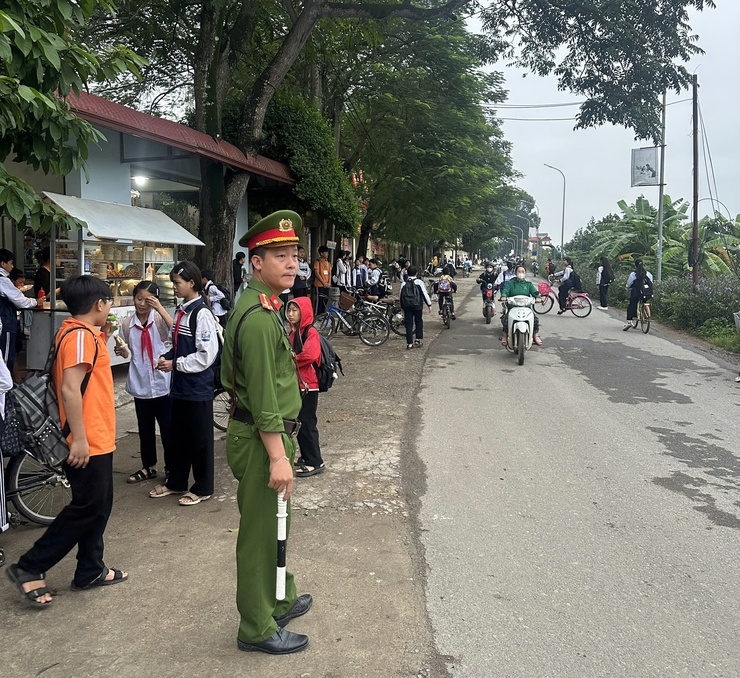 Phú Nghĩa: Nhiều chuyển biến tích cực sau thời gian triển khai mô hình “Cổng trường an toàn giao thông”- Ảnh 2.