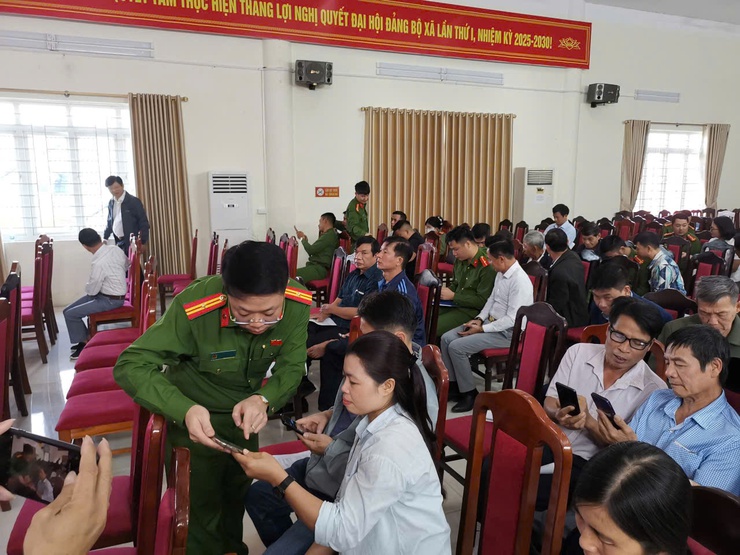 Công an xã Liên Minh thực hiện có hiệu quả 60 ngày đêm làm sạch dữ liệu phương tiện và giấy phép lái xe- Ảnh 1.