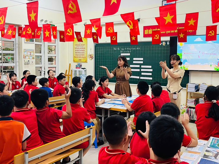 CÔ GIÁO NGUYỄN THỊ CẨM LOAN -NGỌN LỬA TẬN TÂM TRONG SỰ NGHIỆP TRỒNG NGƯỜI
- Ảnh 1.