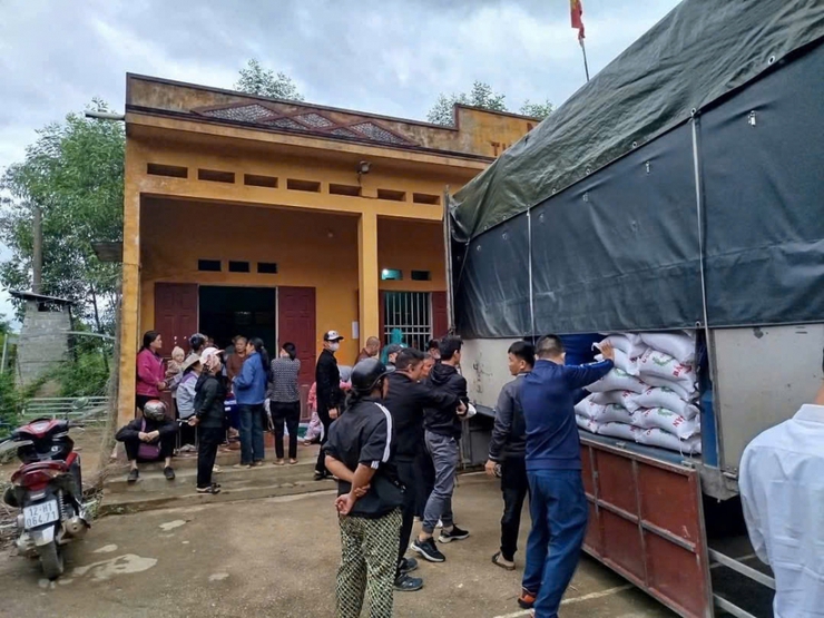 Xã Phú Xuyên: Tình người kỳ vọng sưởi ấm vùng tâm lũ miền Trung- Ảnh 3.