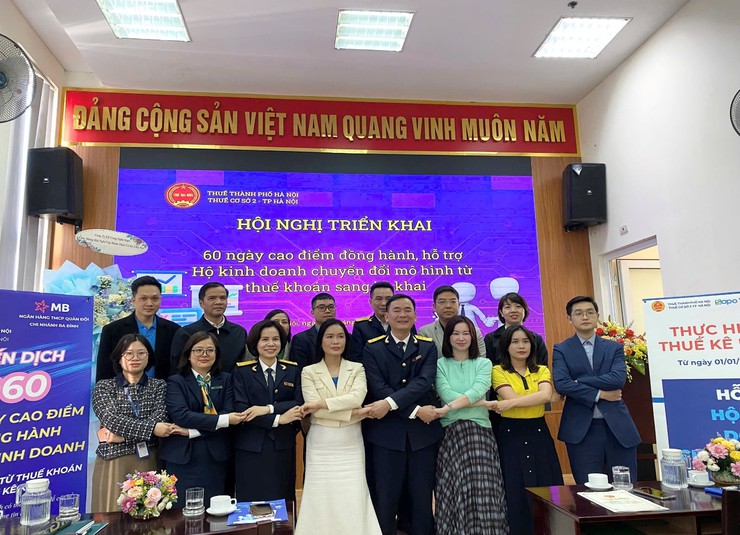 Thuế cơ sở 2 TP Hà Nội: tiếp sức - quyết tâm đồng hành cùng các hộ kinh doanh thực hiện “60 ngày cao điểm” chuyển đổi thuế khoán sang  kê khai- Ảnh 2.