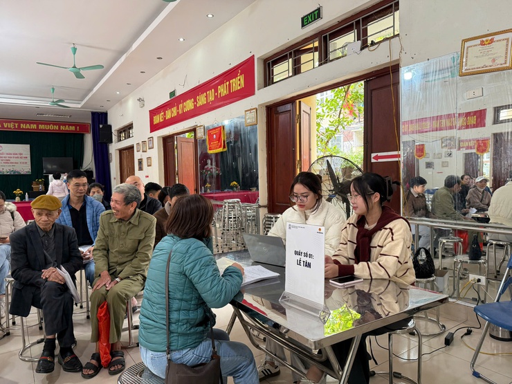 Triển khai hỗ trợ lưu động đăng ký đất đai, cấp Giấy chứng nhận quyền sử dụng đất lần đầu từ ngày 17/11/2025 đến ngày 08/12/2025 tại phường Đông Ngạc- Ảnh 1.