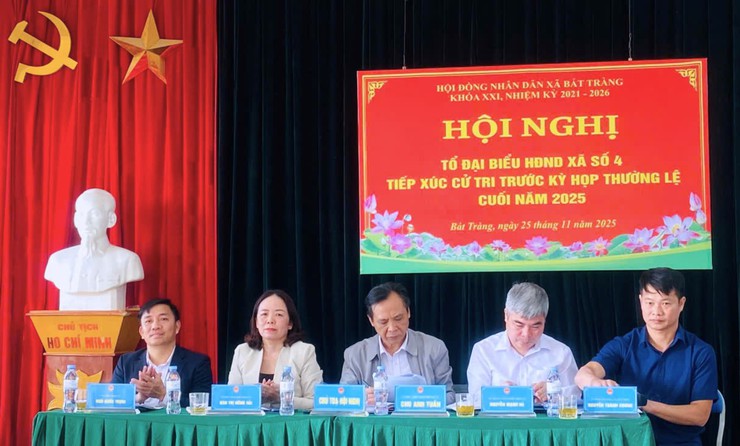 Đại biểu HĐND xã Bát Tràng tiếp xúc cử tri trước Kỳ họp thường lệ cuối năm 2025- Ảnh 4.