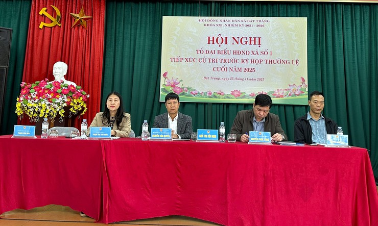 Đại biểu HĐND xã Bát Tràng tiếp xúc cử tri trước Kỳ họp thường lệ cuối năm 2025- Ảnh 1.