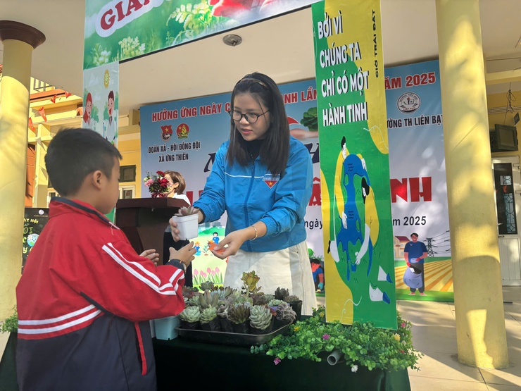 Trường tiểu học Liên Bạt tổ chức Ngày hội “Đổi rác lấy cây xanh” lan tỏa thông điệp sống xanh- Ảnh 3.