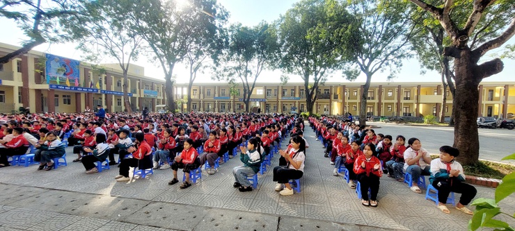 Trường tiểu học Liên Bạt tổ chức Ngày hội “Đổi rác lấy cây xanh” lan tỏa thông điệp sống xanh- Ảnh 9.